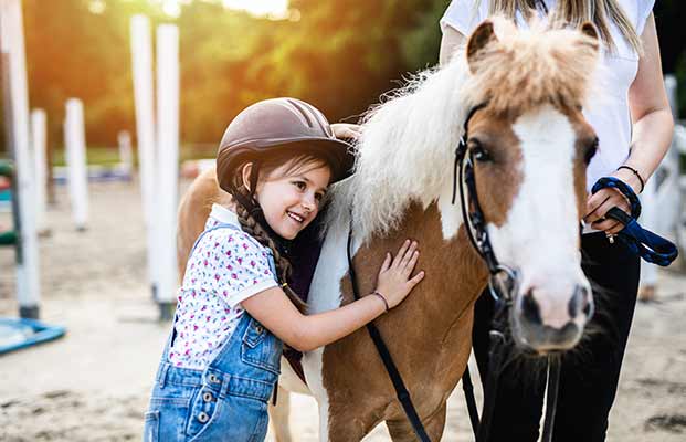 Ein Mädchen und ein Pony