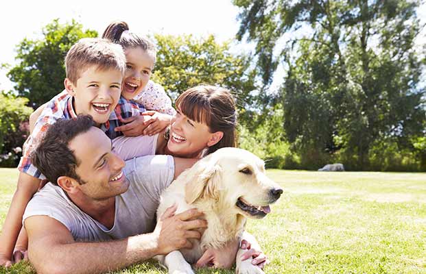 Eine Familie mit einem Hund