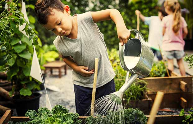 Kinder arbeiten im Garten