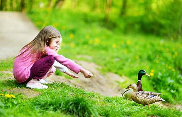 Zwei Mädchen mit einer Ente