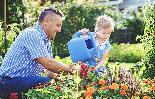 Vater und Tochter arbeiten im Blumengarten