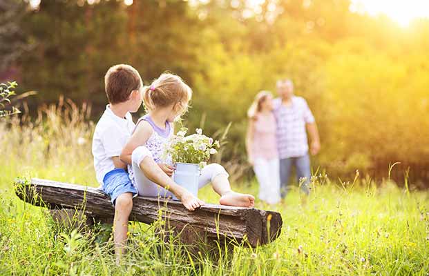 Eine Familie im Abendlicht