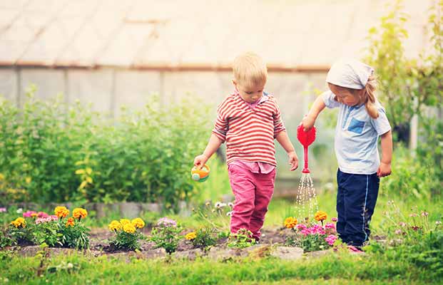 Kinder arbeiten im Garten