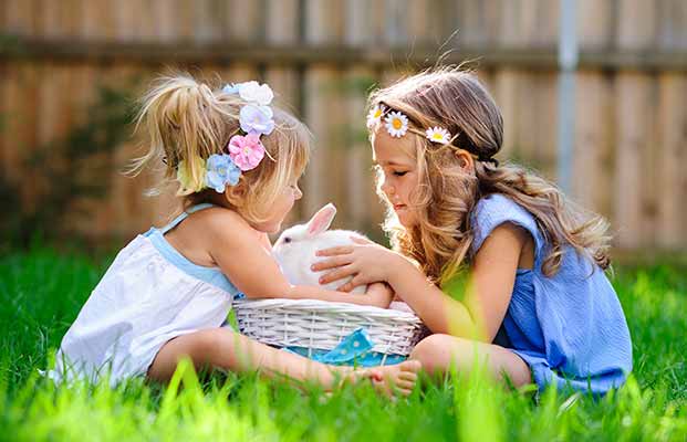 Kinder spielen mit einem Hasen