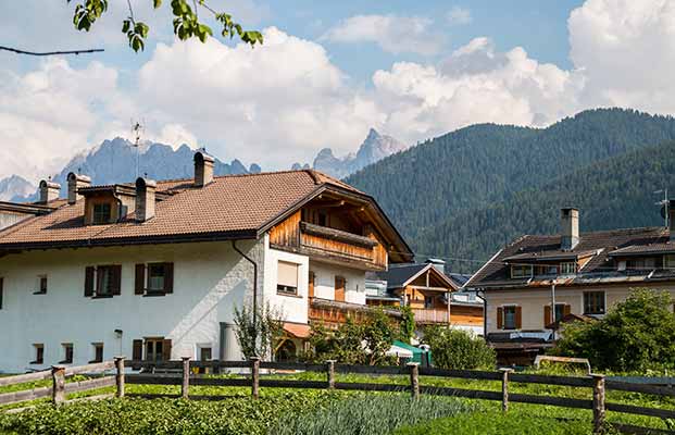 Blick auf die Bauerhöfe Niederdorfs