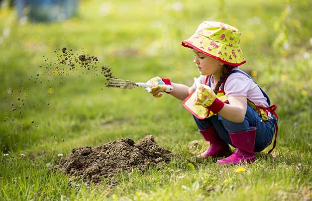 Kleines Mädchen betreibt Gartenarbeit