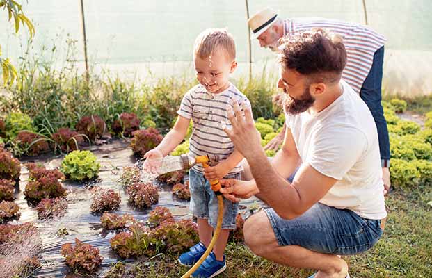 Vater und Sohn experimentieren mit dem Wasser