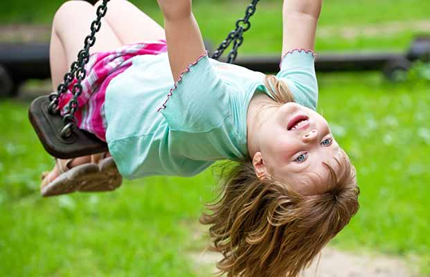 Kind hat Spaß auf dem Spielplatz