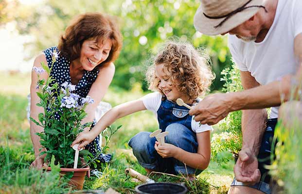 Familie betreibt Gartenarbeit