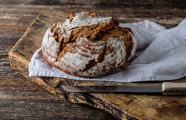 Brot auf einem Holzbrett