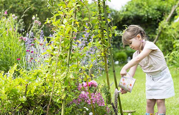 Kleines Mädchen betreibt Gartenarbeit