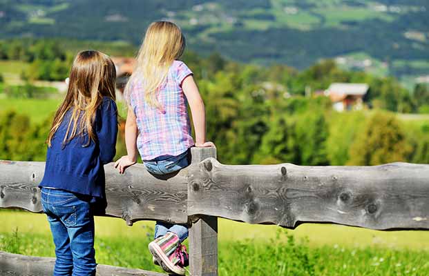 Zwei Kinder genießen die Aussicht