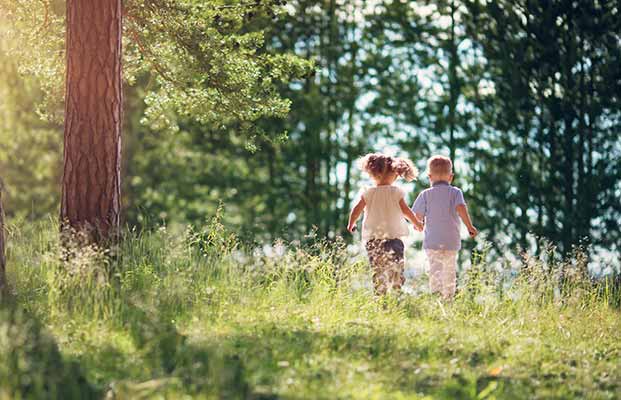 Kinder streifen durch den Wald