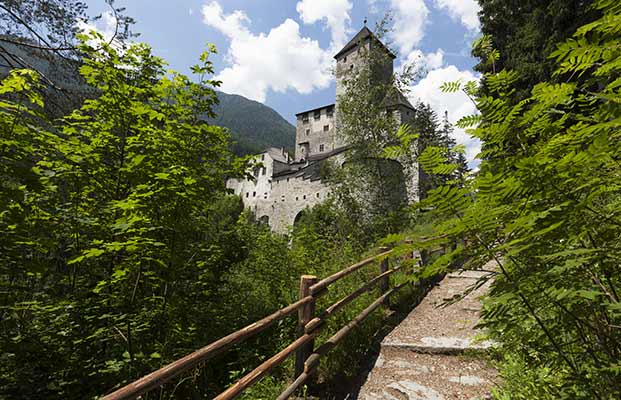 Blick auf die Burg Taufers