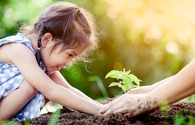 Kind hilft bei der Gartenarbeit