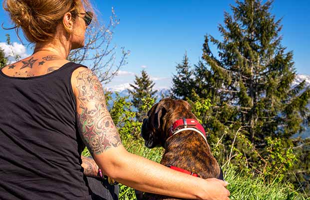 Frau mit Hund auf dem Berg