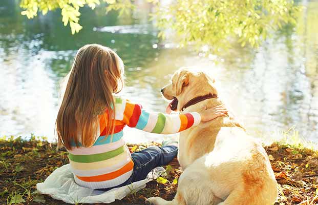 Mädchen mit Hund am See