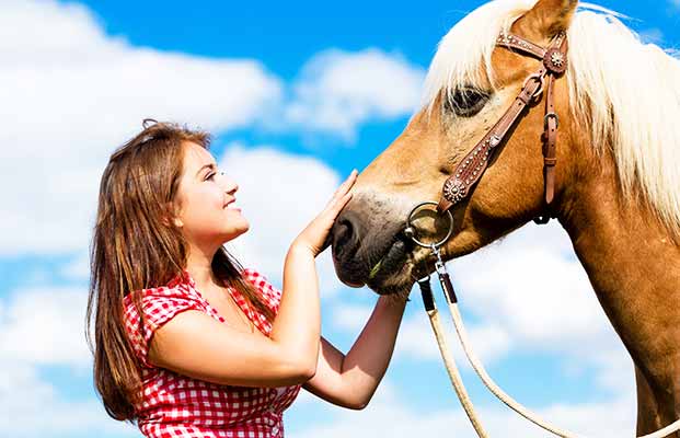 Frau mit einem Pferd